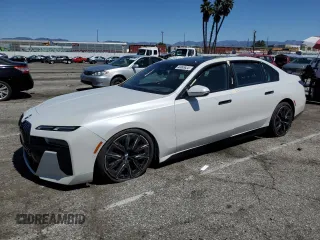 2023 BMW i7 xDrive60 z VIN WBY53EJ08PCN04974, wystawiony jako Copart lot #49995624 z przebiegiem Nie podano mil oraz . Historia ofert i sprzedaży dostępna na DreamBid. Obrazek 1.