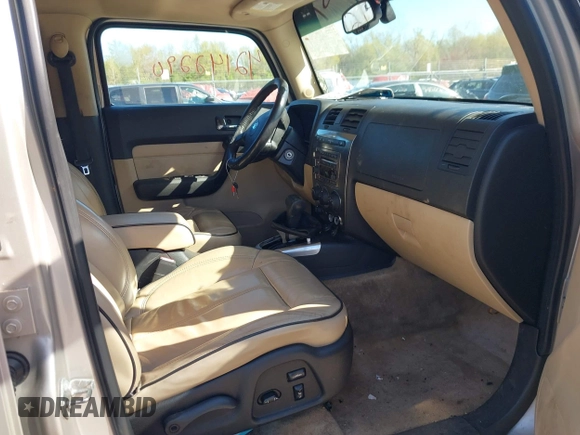 2006 Hummer H3 with VIN 5GTDN136568208970, listed as a IAAI auction lot 42142290 with 194,677 mi miles. Bid and sale history available at carsss.com. Image 5.