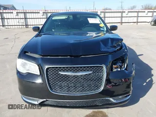 2016 Chrysler 300 Anniversary Edition z VIN 2C3CCAAG5GH313920, wystawiony jako IAAI lot #41712003 z przebiegiem 132 127 mil mil oraz . Historia ofert i sprzedaży dostępna na DreamBid. Obrazek 6.