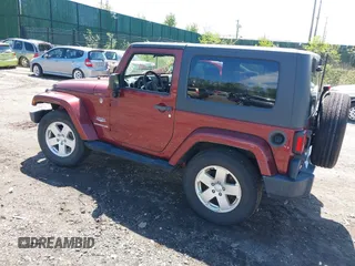 2010 Jeep Wrangler Sahara z VIN 1J4GA5D16AL227053, wystawiony jako IAAI lot #42219421 z przebiegiem 67 174 mil mil oraz . Historia ofert i sprzedaży dostępna na DreamBid. Obrazek 3.
