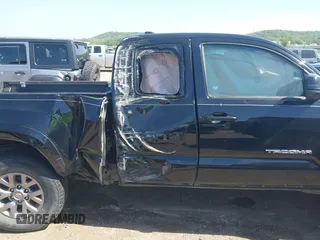 2017 Toyota Tacoma SR z VIN 5TFSX5EN4HX056886, wystawiony jako IAAI lot #42264479 z przebiegiem 97 895 mil mil oraz . Historia ofert i sprzedaży dostępna na DreamBid. Obrazek 19.