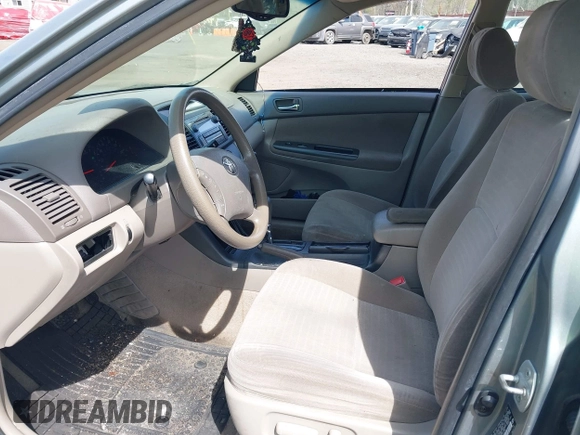 2006 Toyota Camry STD z VIN JTDBE32K063060782, wystawiony jako IAAI lot #42105775 z przebiegiem 304 961 mil mil oraz . Historia ofert i sprzedaży dostępna na DreamBid. Obrazek 5.
