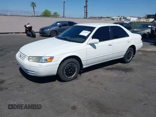 1999 Toyota Camry LE z VIN 4T1BG22K0XU904122, wystawiony jako IAAI lot #42305293 z przebiegiem 243 182 mil mil oraz . Historia ofert i sprzedaży dostępna na DreamBid. Obrazek 2.