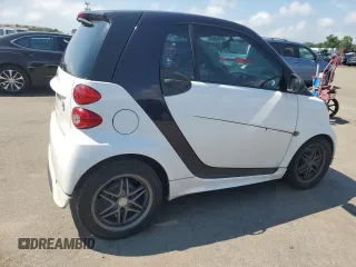 2015 Smart fortwo Passion z VIN WMEEJ3BA4FK816301, wystawiony jako Copart lot #65140935 z przebiegiem 83 465 mil mil oraz Czysty tytuł • Clean title. Historia ofert i sprzedaży dostępna na DreamBid. Obrazek 3.