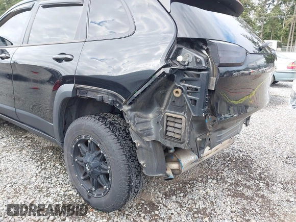 2014 Jeep Cherokee Trailhawk z VIN 1C4PJMBB1EW145683, wystawiony jako IAAI lot #42487730 z przebiegiem 148 277 mil mil oraz . Historia ofert i sprzedaży dostępna na DreamBid. Obrazek 6.