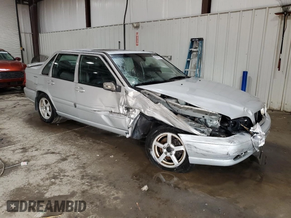 1999 Volvo S70 z VIN YV1LT56D8X2580778, wystawiony jako Copart lot #69043594 z przebiegiem 166 718 mil mil oraz Szkoda całkowita • Salvage title. Historia ofert i sprzedaży dostępna na DreamBid. Obrazek 4.