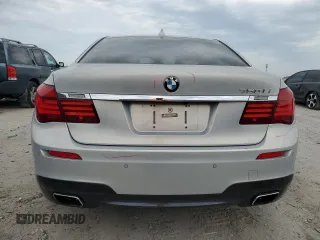 2015 BMW 7 Series 750Li z VIN WBAYE8C56FD781213, wystawiony jako Copart lot #55843955 z przebiegiem 63 899 mil mil oraz Szkoda całkowita • Salvage title. Historia ofert i sprzedaży dostępna na DreamBid. Obrazek 6.