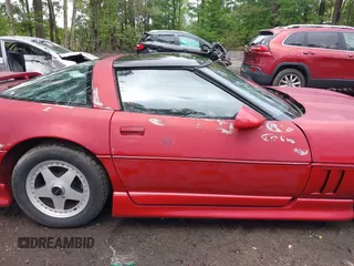1985 Chevrolet Corvette z VIN 1G1YY078XF5129469, wystawiony jako IAAI lot #42260139 z przebiegiem 55 955 mil mil oraz . Historia ofert i sprzedaży dostępna na DreamBid. Obrazek 11.