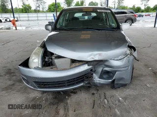2008 Nissan Versa S z VIN 3N1BC13EX8L444176, wystawiony jako Copart lot #55516445 z przebiegiem 135 005 mil mil oraz Szkoda całkowita • Salvage title. Historia ofert i sprzedaży dostępna na DreamBid. Obrazek 5.