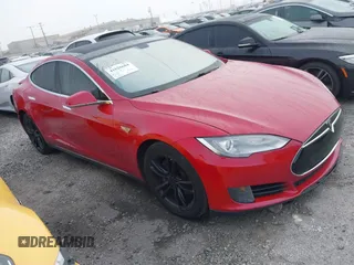 2013 Tesla Model S с VIN 5YJSA1CN1DFP09577, выставлен на аукционе IAAI как лот 41626684 с пробегом 128 289 миль миль и . История ставок и продаж доступна на DreamBid. Изображение 1.
