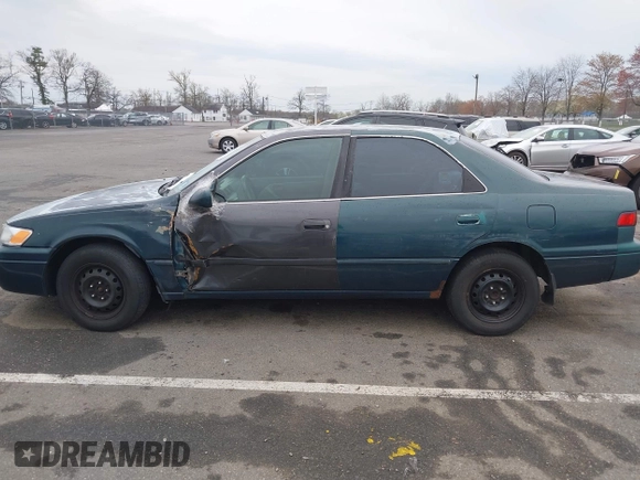 1997 Toyota Camry LE z VIN 4T1BG22K5VU024448, wystawiony jako IAAI lot #42019670 z przebiegiem 133 385 mil mil oraz . Historia ofert i sprzedaży dostępna na DreamBid. Obrazek 14.