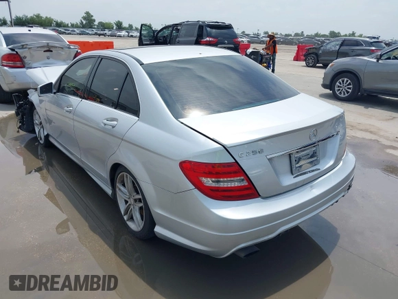 2014 Mercedes-Benz C 250 Sport z VIN WDDGF4HB1EA966634, wystawiony jako IAAI lot #42423577 z przebiegiem 159 296 mil mil oraz . Historia ofert i sprzedaży dostępna na DreamBid. Obrazek 3.