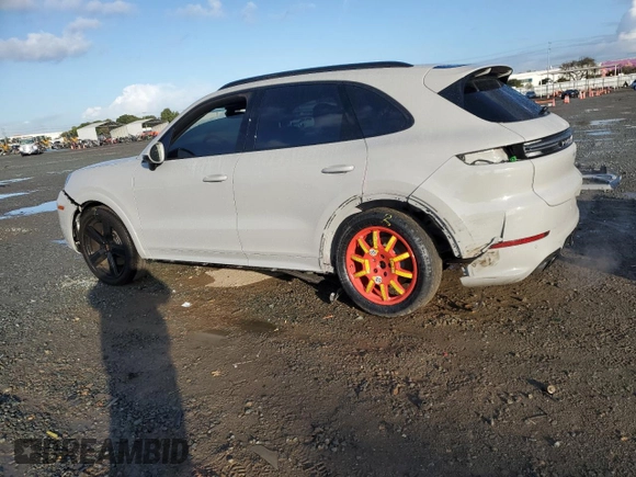 2024 Porsche Cayenne z VIN WP1AA2AY7RDA03399, wystawiony jako Copart lot #42403415 z przebiegiem 24 319 mil mil oraz Szkoda całkowita • Salvage title. Historia ofert i sprzedaży dostępna na DreamBid. Obrazek 2.