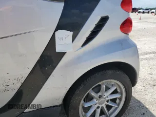 2009 Smart fortwo Pure z VIN WMEEJ31X69K280705, wystawiony jako Copart lot #73877374 z przebiegiem Nie podano mil oraz Nie do naprawy • Non repairable. Historia ofert i sprzedaży dostępna na DreamBid. Obrazek 12.