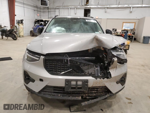 2024 Volvo XC40 Ultimate Dark Theme z VIN YV4L12UM4R2213891, wystawiony jako Copart lot #85272044 z przebiegiem Nie podano mil oraz Nie do naprawy • Non repairable. Historia ofert i sprzedaży dostępna na DreamBid. Obrazek 5.