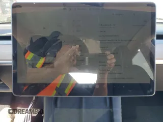 2025 Tesla Model Y Long Range z VIN 7SAYGDED0SF317270, wystawiony jako Copart lot #52387395 z przebiegiem 1 350 mil mil oraz Szkoda całkowita • Salvage title. Historia ofert i sprzedaży dostępna na DreamBid. Obrazek 9.