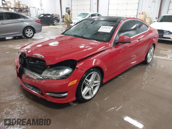 2013 Mercedes-Benz C 250 z VIN WDDGJ4HB4DG043607, wystawiony jako IAAI lot #41598783 z przebiegiem 96 031 mil mil oraz . Historia ofert i sprzedaży dostępna na DreamBid. Obrazek 18.
