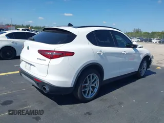 2018 Alfa Romeo Stelvio Ti Sport z VIN ZASFAKNN3J7B95471, wystawiony jako IAAI lot #42320127 z przebiegiem 77 138 mil mil oraz . Historia ofert i sprzedaży dostępna na DreamBid. Obrazek 4.