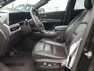 2024 Cadillac XT4 FWD Premium Luxury z VIN 1GYFZCR43RF221412, wystawiony jako Copart lot #55507885 z przebiegiem 23 702 mil mil oraz Tytuł czysty. Historia ofert i sprzedaży dostępna na DreamBid. Obrazek 7.