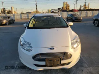 2016 Ford Focus Electric z VIN 1FADP3R43GL238458, wystawiony jako Copart lot #84111784 z przebiegiem 116 907 mil mil oraz Szkody całkowita. Historia ofert i sprzedaży dostępna na DreamBid. Obrazek 5.