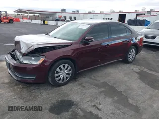 2014 Volkswagen Passat S z VIN 1VWAP7A37EC018810, wystawiony jako IAAI lot #40968457 z przebiegiem 102 606 mil mil oraz . Historia ofert i sprzedaży dostępna na DreamBid. Obrazek 2.