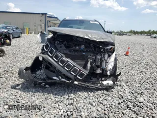 2024 Jeep Compass Limited z VIN 3C4NJDCN6RT579853, wystawiony jako Copart lot #57946295 z przebiegiem 3 978 mil mil oraz Nie do naprawy • Non repairable. Historia ofert i sprzedaży dostępna na DreamBid. Obrazek 5.