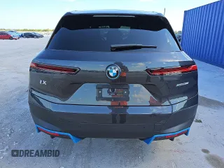 2024 BMW iX xDrive50 z VIN WB523CF01RCS00126, wystawiony jako Copart lot #56997195 z przebiegiem 23 038 mil mil oraz Tytuł czysty. Historia ofert i sprzedaży dostępna na DreamBid. Obrazek 6.