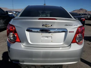 2015 Chevrolet Sonic LTZ z VIN 1G1JE5SBXF4100957, wystawiony jako Copart lot #46515715 z przebiegiem 117 258 mil mil oraz Czysty tytuł • Clean title. Historia ofert i sprzedaży dostępna na DreamBid. Obrazek 6.