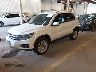 2012 Volkswagen Tiguan S z VIN WVGBV7AXXCW572690, wystawiony jako IAAI lot #42074464 z przebiegiem 133 049 mil mil oraz . Historia ofert i sprzedaży dostępna na DreamBid. Obrazek 2.