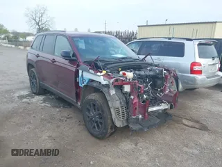 2025 Jeep Grand Cherokee Laredo z VIN 1C4RJHAG5S8657198, wystawiony jako IAAI lot #42146067 z przebiegiem 5186 mil mil oraz . Historia ofert i sprzedaży dostępna na DreamBid. Obrazek 1.