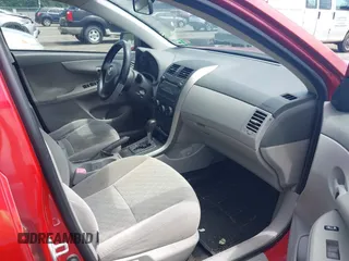 2009 Toyota Corolla z VIN JTDBL40E299070028, wystawiony jako IAAI lot #42684280 z przebiegiem 126 456 mil mil oraz . Historia ofert i sprzedaży dostępna na DreamBid. Obrazek 5.