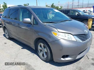2011 Toyota Sienna LE AAS z VIN 5TDKK3DC4BS056872, wystawiony jako IAAI lot #42643417 z przebiegiem 170 266 mil mil oraz . Historia ofert i sprzedaży dostępna na DreamBid. Obrazek 1.