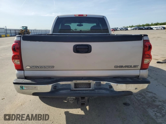 2005 Chevrolet Silverado 1500 LS z VIN 1GCEK19T55E193176, wystawiony jako Copart lot #52181185 z przebiegiem 418 180 mil mil oraz Czysty tytuł • Clean title. Historia ofert i sprzedaży dostępna na DreamBid. Obrazek 6.