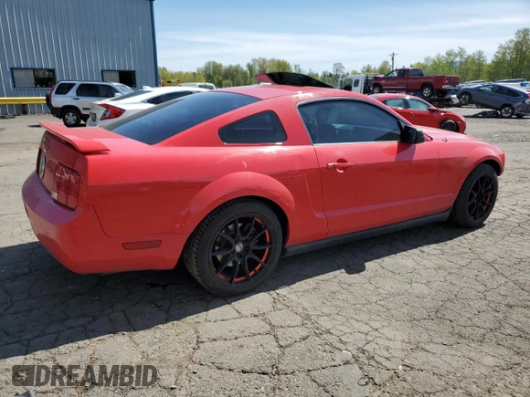 2005 Ford Mustang Deluxe z VIN 1ZVFT80N555129676, wystawiony jako Copart lot #52985715 z przebiegiem 135 160 mil mil oraz Szkoda całkowita • Salvage title. Historia ofert i sprzedaży dostępna na DreamBid. Obrazek 3.