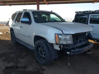 2011 Chevrolet Tahoe LTZ z VIN 1GNSCCE08BR249498, wystawiony jako IAAI lot #41381768 z przebiegiem 213 691 mil mil oraz . Historia ofert i sprzedaży dostępna na DreamBid. Obrazek 1.