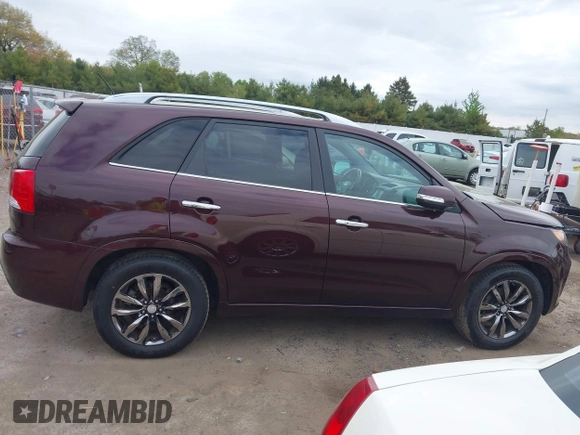 2013 Kia Sorento SX z VIN 5XYKW4A2XDG311577, wystawiony jako IAAI lot #42210698 z przebiegiem 152 599 mil mil oraz . Historia ofert i sprzedaży dostępna na DreamBid. Obrazek 13.