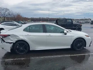 2022 Toyota Camry XSE z VIN 4T1K61AK2NU702362, wystawiony jako IAAI lot #41963393 z przebiegiem 13 541 mil mil oraz . Historia ofert i sprzedaży dostępna na DreamBid. Obrazek 13.