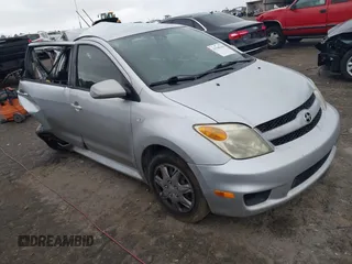 2006 Scion xA z VIN JTKKT624460171581, wystawiony jako IAAI lot #41705104 z przebiegiem 316 488 mil mil oraz . Historia ofert i sprzedaży dostępna na DreamBid. Obrazek 1.