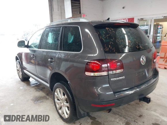 2010 Volkswagen Touareg VR6 z VIN WVGBF7A91AD002407, wystawiony jako IAAI lot #42369975 z przebiegiem 95 504 mil mil oraz . Historia ofert i sprzedaży dostępna na DreamBid. Obrazek 3.