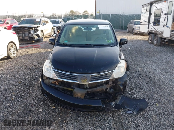 2007 Nissan Versa SL z VIN 3N1BC13E77L439385, wystawiony jako IAAI lot #41749821 z przebiegiem 137 521 mil mil oraz . Historia ofert i sprzedaży dostępna na DreamBid. Obrazek 12.