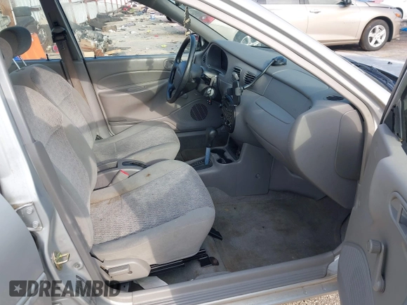 1999 Ford Escort SE z VIN 1FAFP13P6XW200107, wystawiony jako IAAI lot #42600719 z przebiegiem 113 515 mil mil oraz . Historia ofert i sprzedaży dostępna na DreamBid. Obrazek 5.