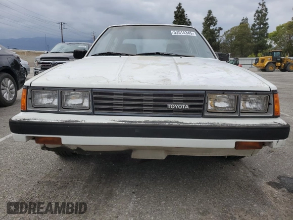 1984 Toyota Camry z VIN JT2SV16E3E0220882, wystawiony jako Copart lot #53514345 z przebiegiem 112 430 mil mil oraz Czysty tytuł • Clean title. Historia ofert i sprzedaży dostępna na DreamBid. Obrazek 5.
