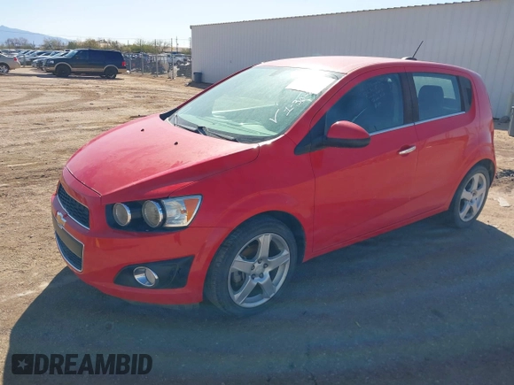 2015 Chevrolet Sonic LTZ z VIN 1G1JE6SB5F4208568, wystawiony jako IAAI lot #41765909 z przebiegiem Nie podano mil oraz . Historia ofert i sprzedaży dostępna na DreamBid. Obrazek 2.