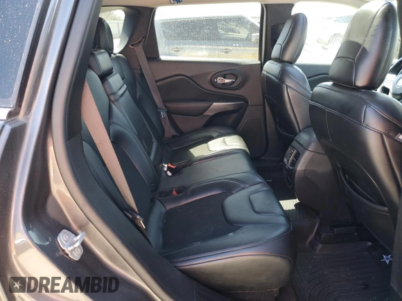 2019 Jeep Cherokee Latitude Plus z VIN 1C4PJLLN8KD215917, wystawiony jako Copart lot #49458585 z przebiegiem 103 182 mil mil oraz Czysty tytuł • Clean title. Historia ofert i sprzedaży dostępna na DreamBid. Obrazek 11.
