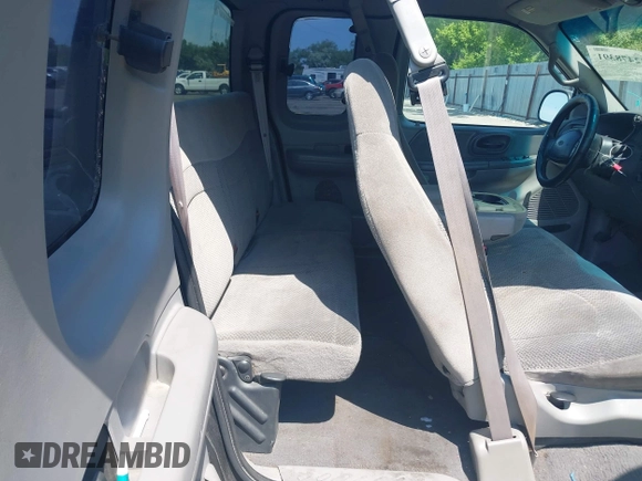 2000 Ford F-150 XL z VIN 2FTRX18L8YCA51967, wystawiony jako IAAI lot #42478391 z przebiegiem Nie podano mil oraz . Historia ofert i sprzedaży dostępna na DreamBid. Obrazek 8.
