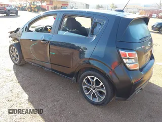 2018 Chevrolet Sonic LT z VIN 1G1JD6SB2J4124719, wystawiony jako IAAI lot #41744967 z przebiegiem 85 988 mil mil oraz . Historia ofert i sprzedaży dostępna na DreamBid. Obrazek 3.