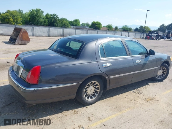 2000 Lincoln Town Car Signature z VIN 1LNHM82W0YY914457, wystawiony jako IAAI lot #42465439 z przebiegiem 237 145 mil mil oraz . Historia ofert i sprzedaży dostępna na DreamBid. Obrazek 4.