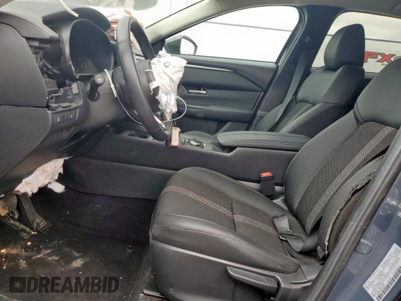2025 Mazda CX-50 S Select z VIN 7MMVABAM5SN309646, wystawiony jako Copart lot #59120475 z przebiegiem 16 132 mil mil oraz Czysty tytuł • Clean title. Historia ofert i sprzedaży dostępna na DreamBid. Obrazek 7.