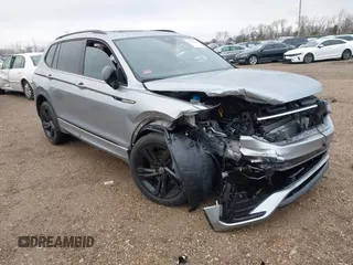 2023 Volkswagen Tiguan SE R-Line Black с VIN 3VV8B7AX3PM130610, выставлен на аукционе IAAI как лот 42011131 с пробегом 21 980 миль миль и . История ставок и продаж доступна на DreamBid. Изображение 1.