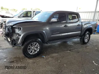 2018 Toyota Tacoma SR5 z VIN 5TFAZ5CN6JX061246, wystawiony jako Copart lot #57845055 z przebiegiem 62 382 mil mil oraz Czysty tytuł • Clean title. Historia ofert i sprzedaży dostępna na DreamBid. Obrazek 1.